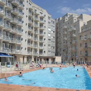 Appartement Zwembad Met Frontaal Zeezicht, Ostende